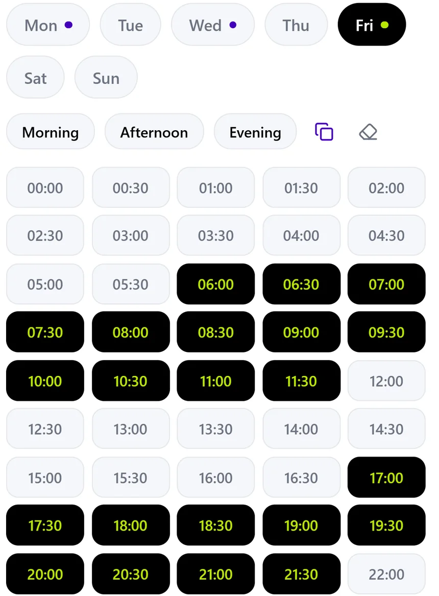 A coach editing their own schedule: open hours, booked hours and hours closed off.